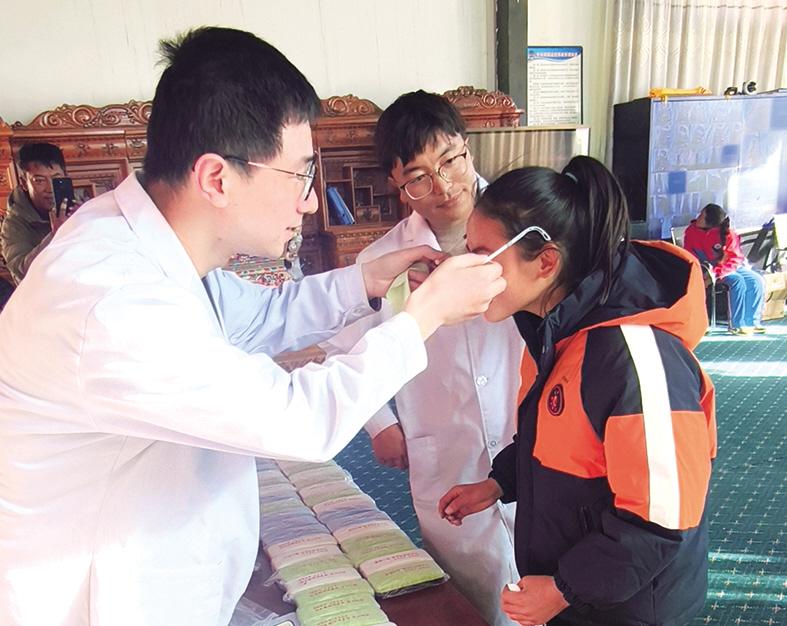 38名西藏小学生戴上来自烟台的眼镜