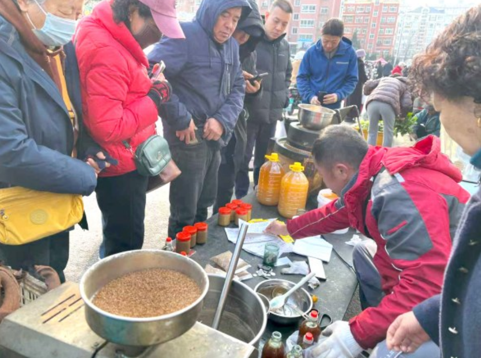 图片新闻|不少市民喜欢传统石磨现榨芝麻酱