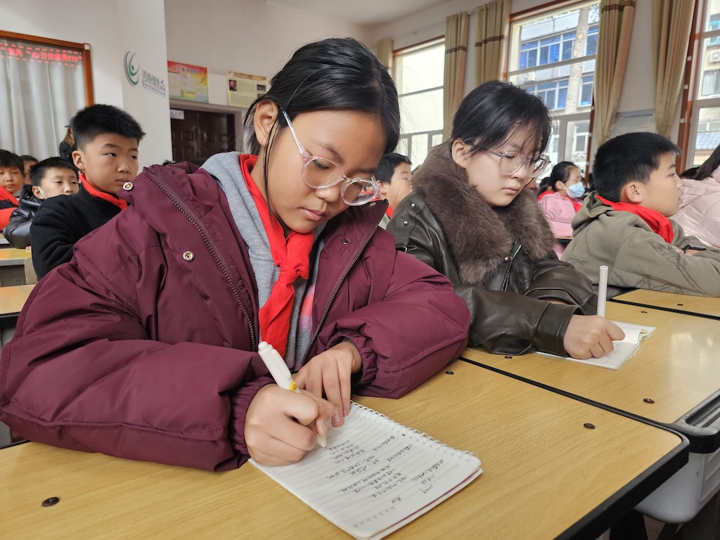 芝罘区“守护童心”未成年人心理健康关爱系列活动走进新海阳小学