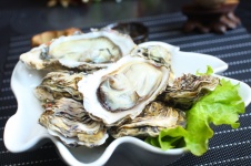 一边赶海一边生吃海蛎子，爽！