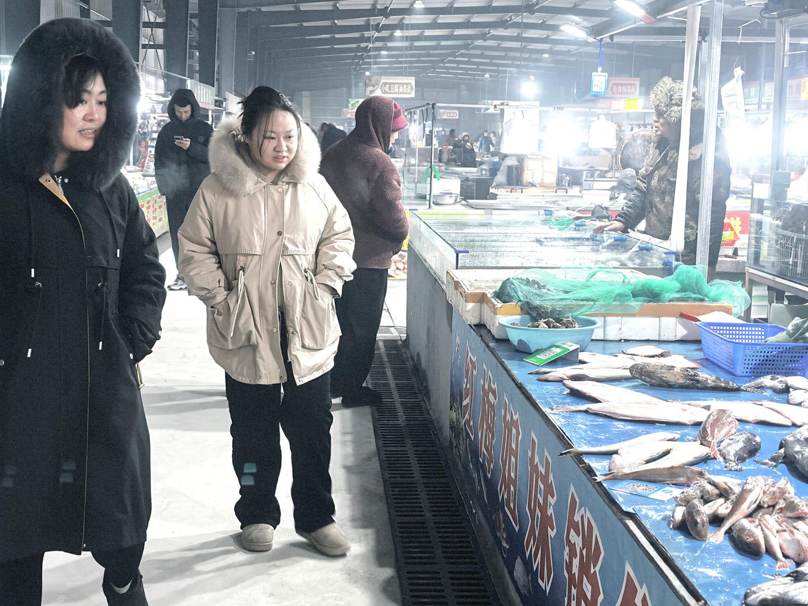 元旦临近，市场采购热潮涌现  “菜篮子”“果盘子”量足价稳