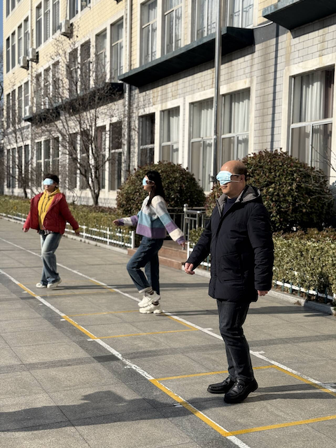 芝罘区建昌街小学举办教职工元旦趣味踏步活动