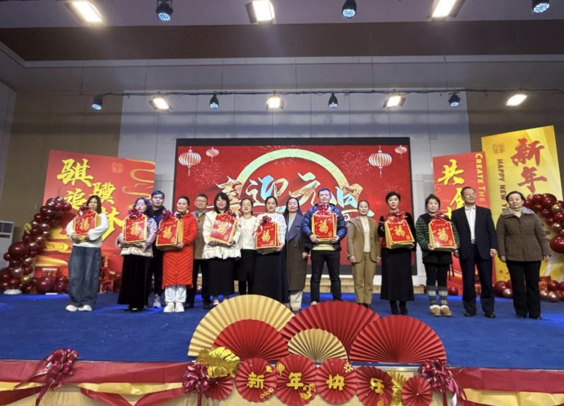 以艺为媒润初心 家校同心向未来 ——烟台市双语实验学校初一级部元旦文艺晚会圆满落幕