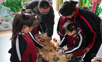 烟台幼师高专师生携原创玩教具进幼儿园展示交流