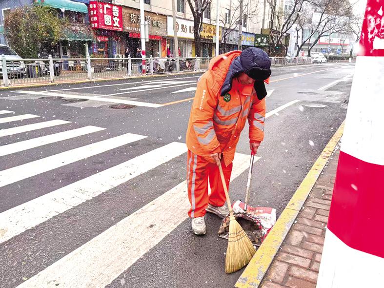环卫工人冒严寒 守护城市洁净