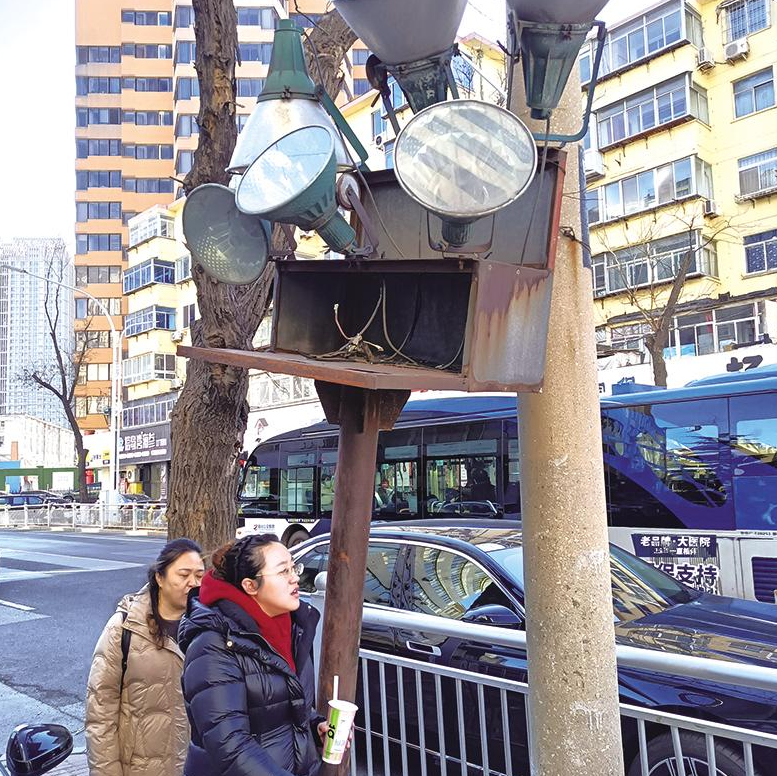 人行道上投光灯摇摇欲坠 社区居委会：将通知产权单位处理