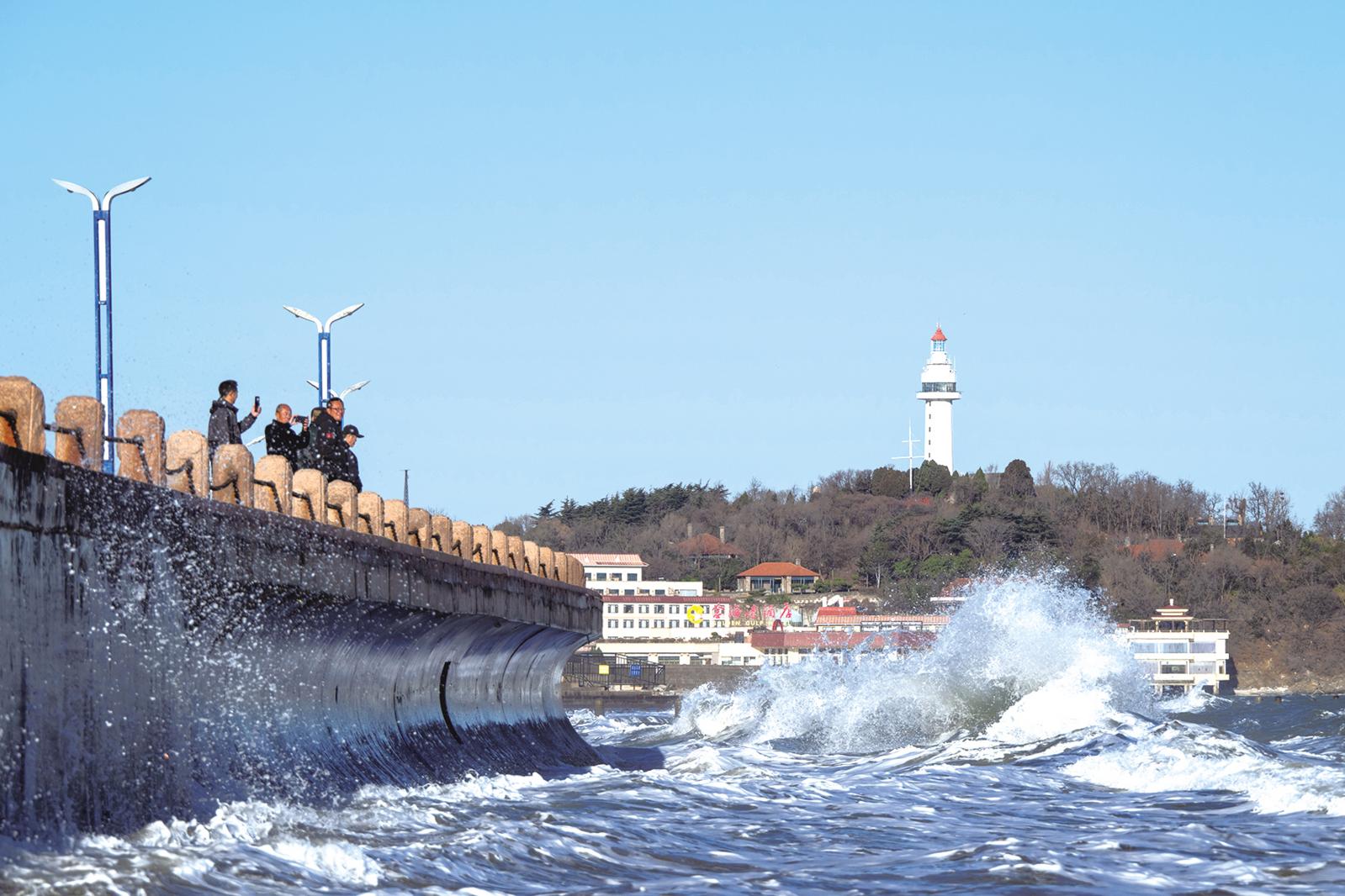 图片新闻|烟台第一海水浴场的岸边