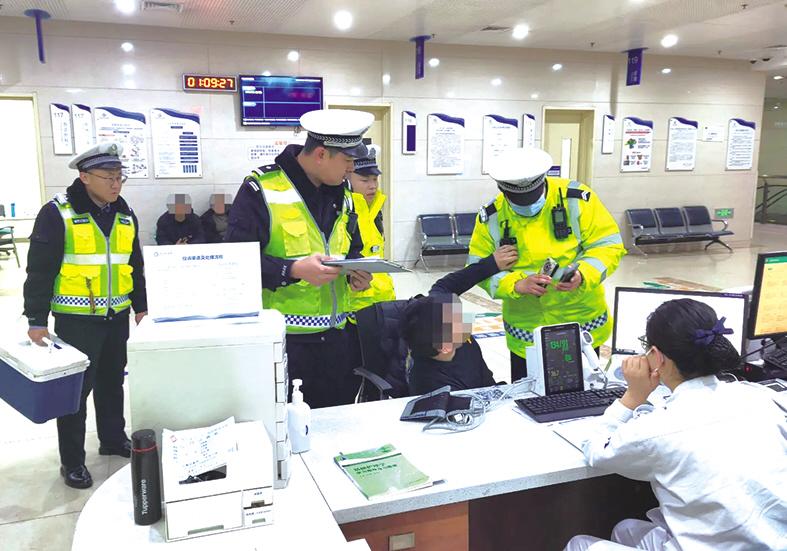 醉驾司机深夜撞歪路灯杆 被吊销驾驶证，刑事拘留7日