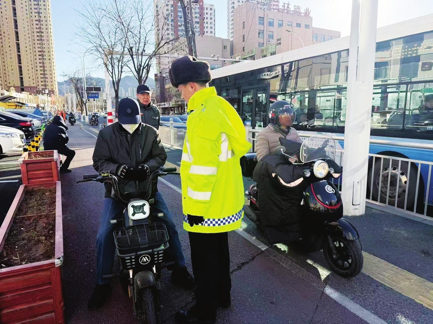 图片新闻|戴盔出行 文明守法