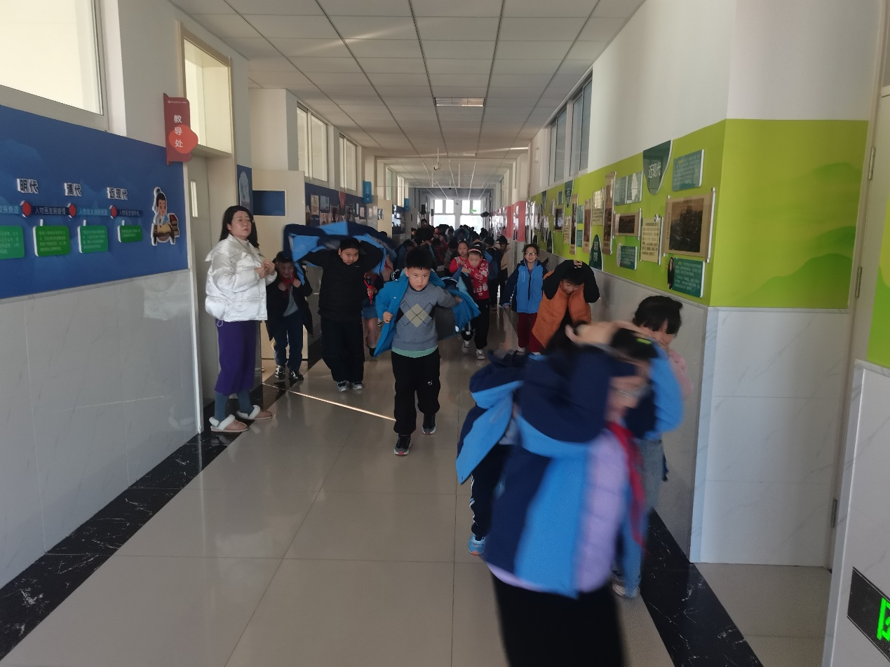 烟台大学附属小学石明校区举行防震减灾应急演练