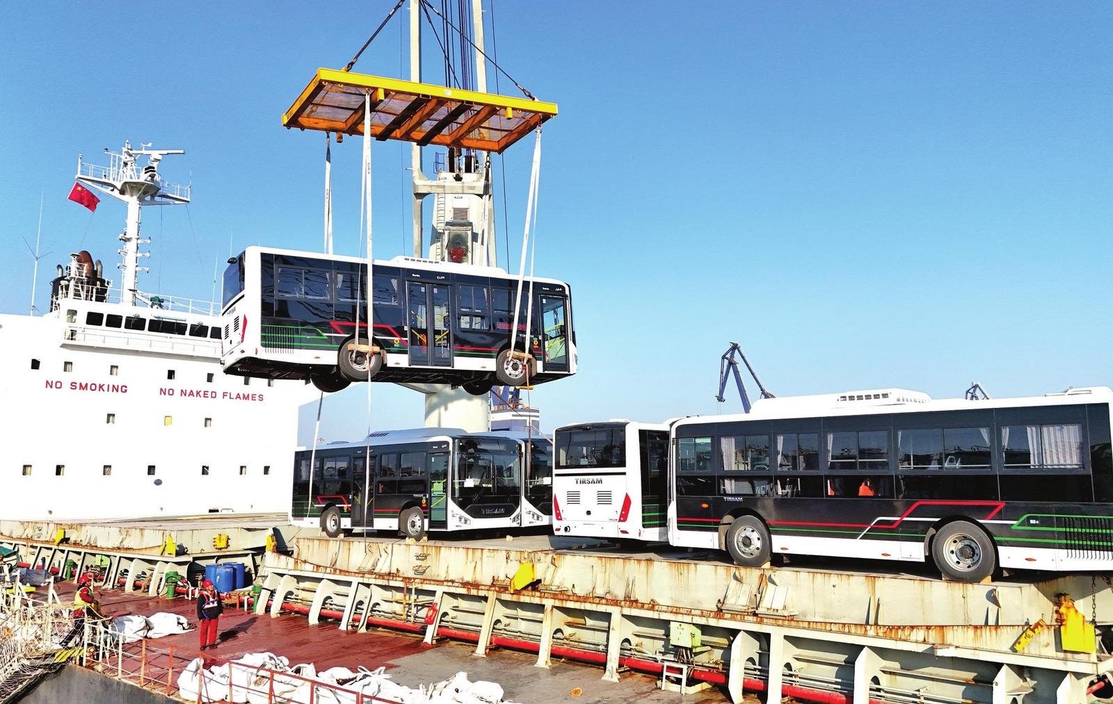 国产公交车装船出海