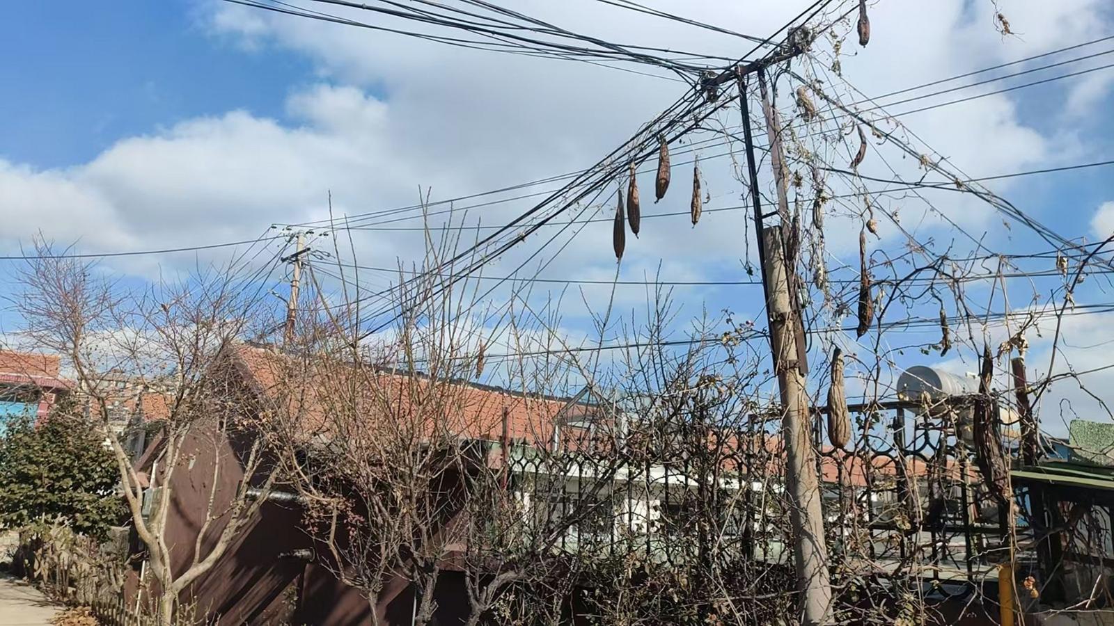 屋顶上线缆缠绕交织如蛛网 村民：存在安全隐患