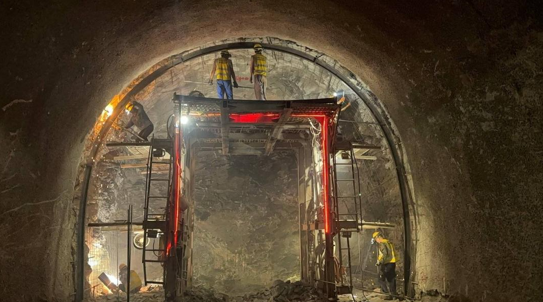 记者探访龙烟铁路市域化改造工程新东吴家隧道现场