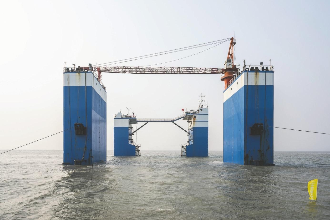 烟台港海阳港区东港池两大泊位建设攻克关键节点 32个巨型沉箱精准落位
