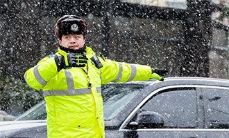 以雪为令、闻雪而动，烟台交警全力奋战在保畅一线