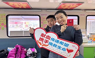 “妈妈18岁献血，等我18岁的时候，也要来献血”——烟台母子爱心接力暖寒冬