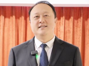 烟台市人大代表，栖霞市桃村镇贾家沟村党支部书记、村委会主任，烟台小苹果农业科技有限公司董事长赵忠祥：加大扶持力度、助力烟台中小企业抱团出海，推动特色农业、农产品深加工产业与跨境电商、跨境贸易融合，实现本土产业提质升级与农民增收致富的双向共赢。
