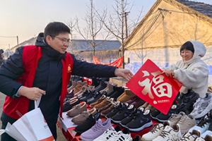 福满大集暖商户 金融服务伴新春 烟台农商银行牟平区观水支行党支部开展大集送福惠民活动