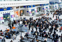 铁路部门：节后客流高峰时段增开夜间高铁列车 车票实行梯次预售