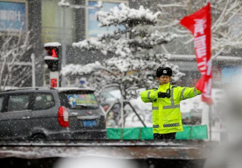 央媒聚焦！烟台公安交警抗雪保畅硬核守护