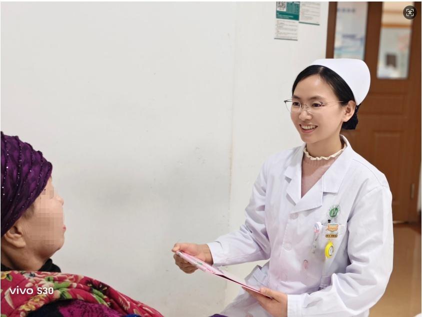 云端急救显担当！烟台毓璜顶医院护士在万米高空紧救助心绞痛老人