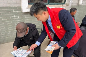 烟台农商银行芝罘区卧龙园区支行党支部 流动服务送上门 金融知识进万家