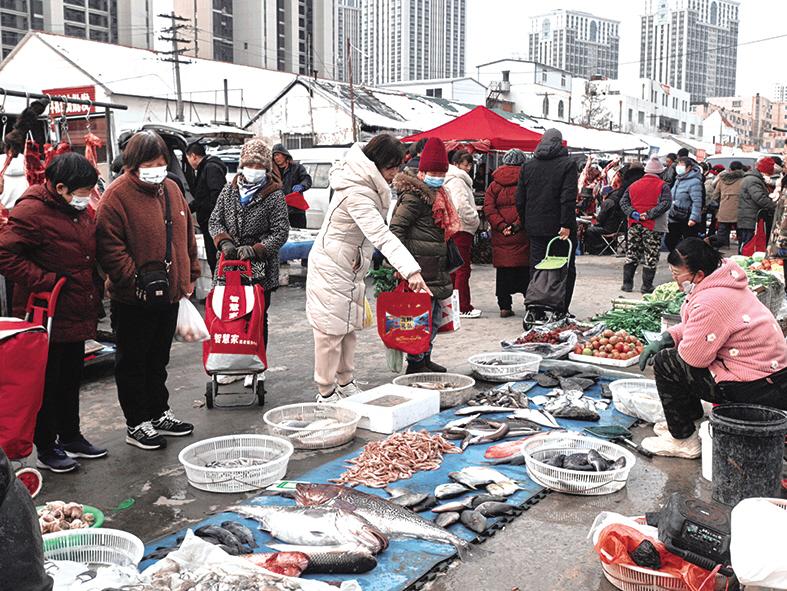 烟台市民采购餐桌上的“鲜甜”