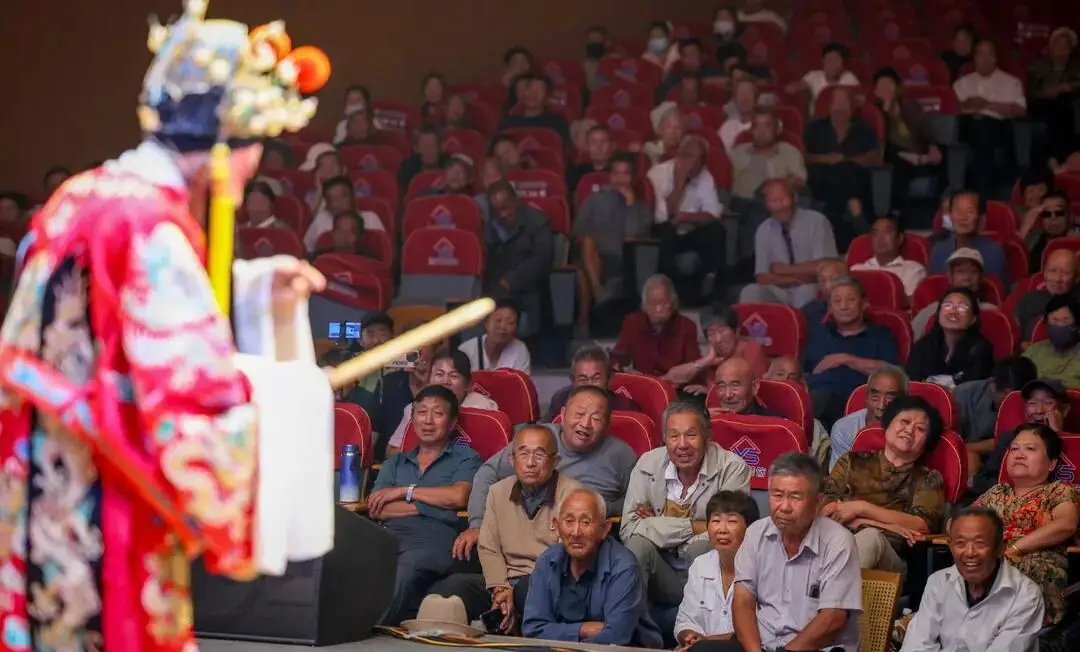 两会热评|幸福生活，我们团结拼搏共奋斗