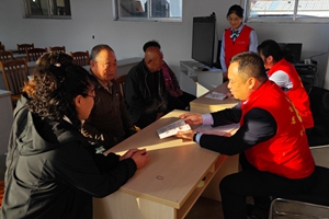 防骗你我他 全民共反诈 烟台农商银行莱山区支行党支部联合东轸格庄村支部委员会开展反诈宣传活动