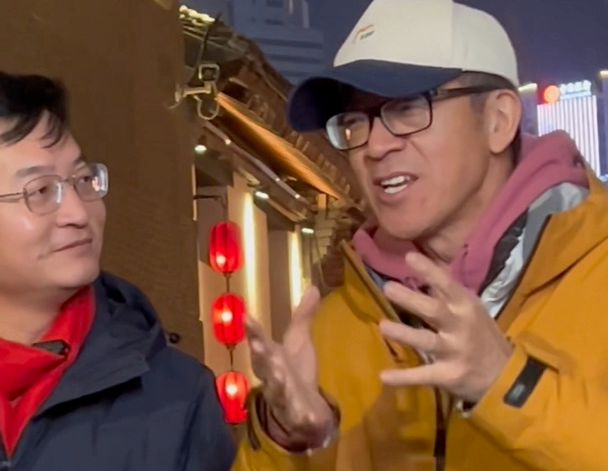 “烟台是一个特别美好的城市。” 俞敏洪打卡百年老街所城里。