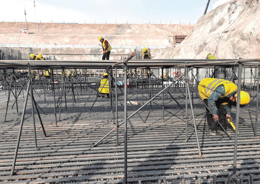 烟台南站百名建设者将在工地过年