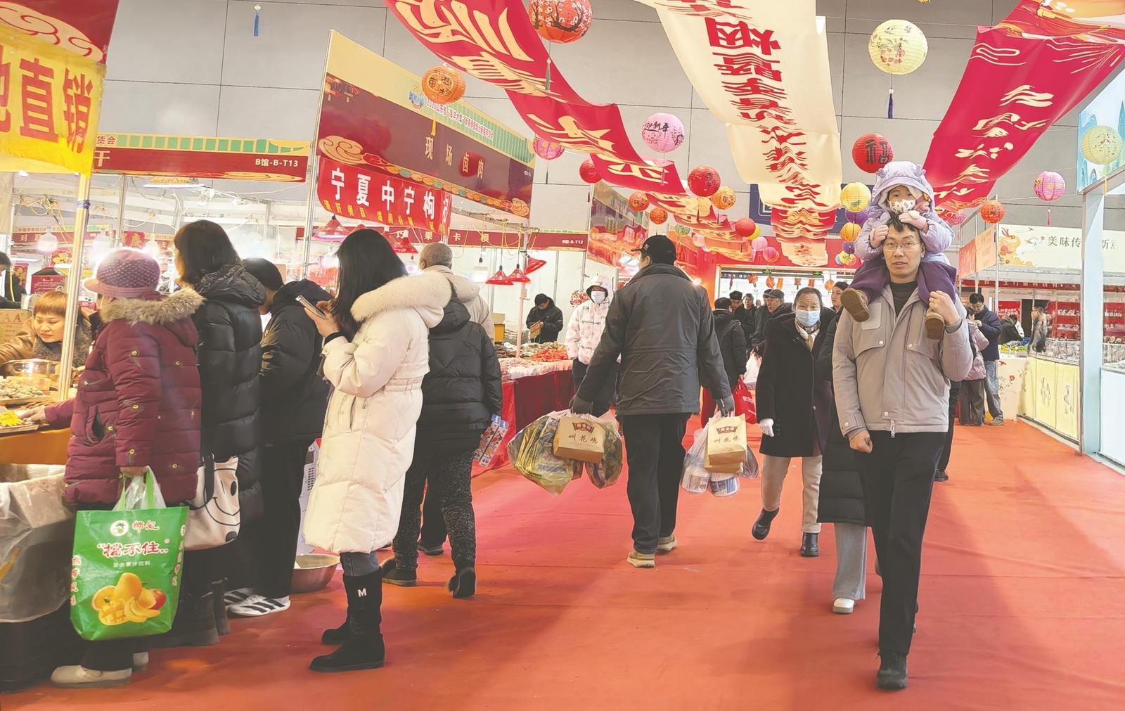 飞雪难挡年货热 市民周末扎堆逛新春年货会