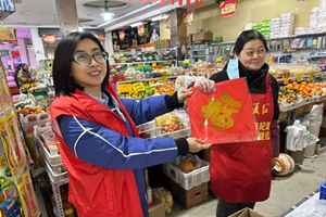 烟台农商银行世回尧支行携手社区守护小微商户幸福年