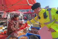 新春走基层|烟火气里“话”安全 烟台交警赶大集送上“平安福”