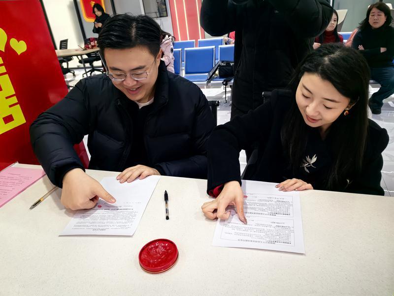 烟台迎今年首个结婚登记高峰  “情人节”735对新人喜结连理