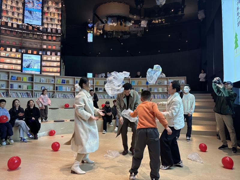 新春走基层|烟台时光塔全龄游戏闹春节