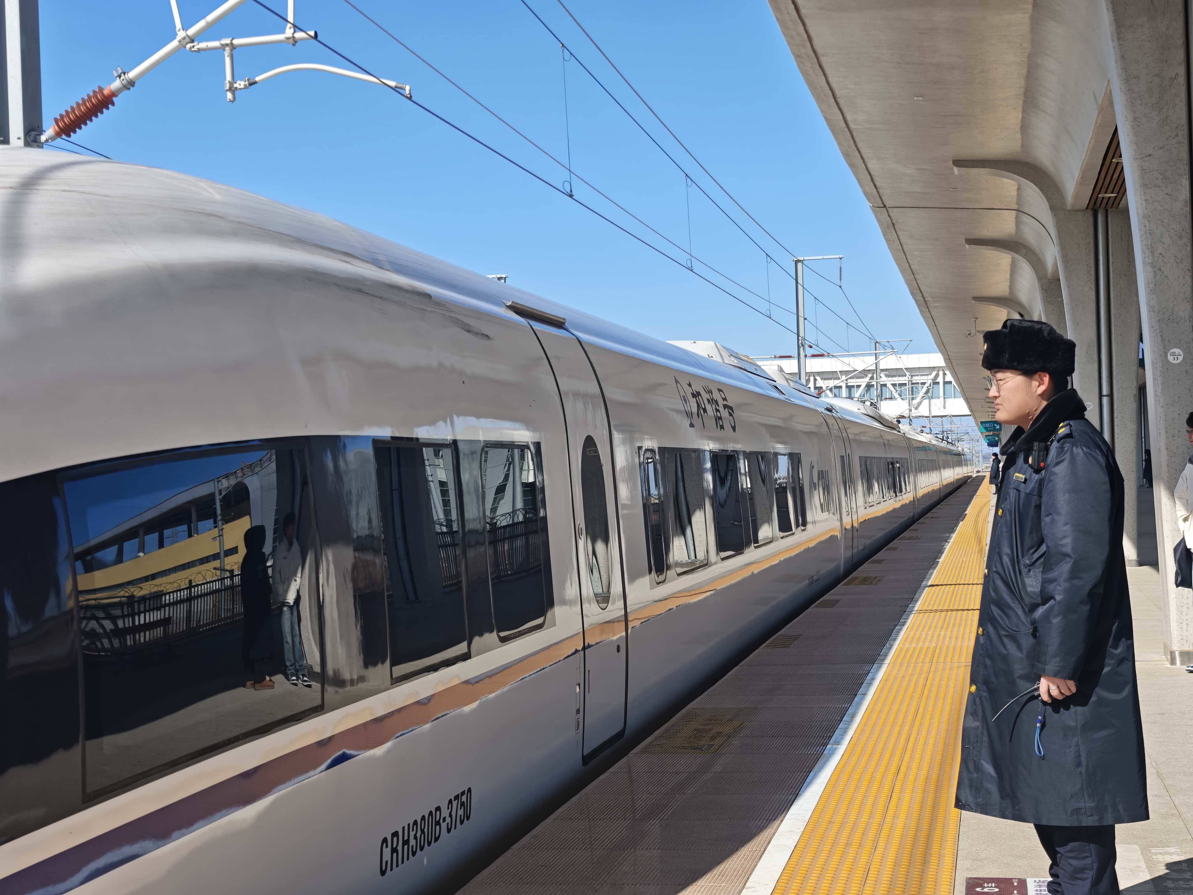 新春走基层｜烟台西站最美“守夜人”