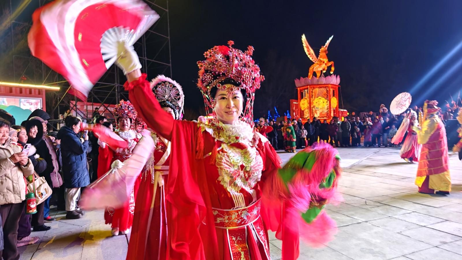 烟台植物园灯会百人秧歌闹新春