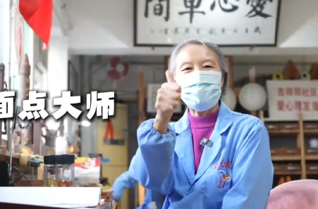 在济南市历下区甸柳街道吉祥苑社区，有一处免费为居民提供服务的“爱心车间”，理发、磨剪刀、维修家电、穿马扎……这里汇聚了众多身怀绝技的老伙伴，十年来累计服务居民已达10万人次。#老有所为 #新春走基层