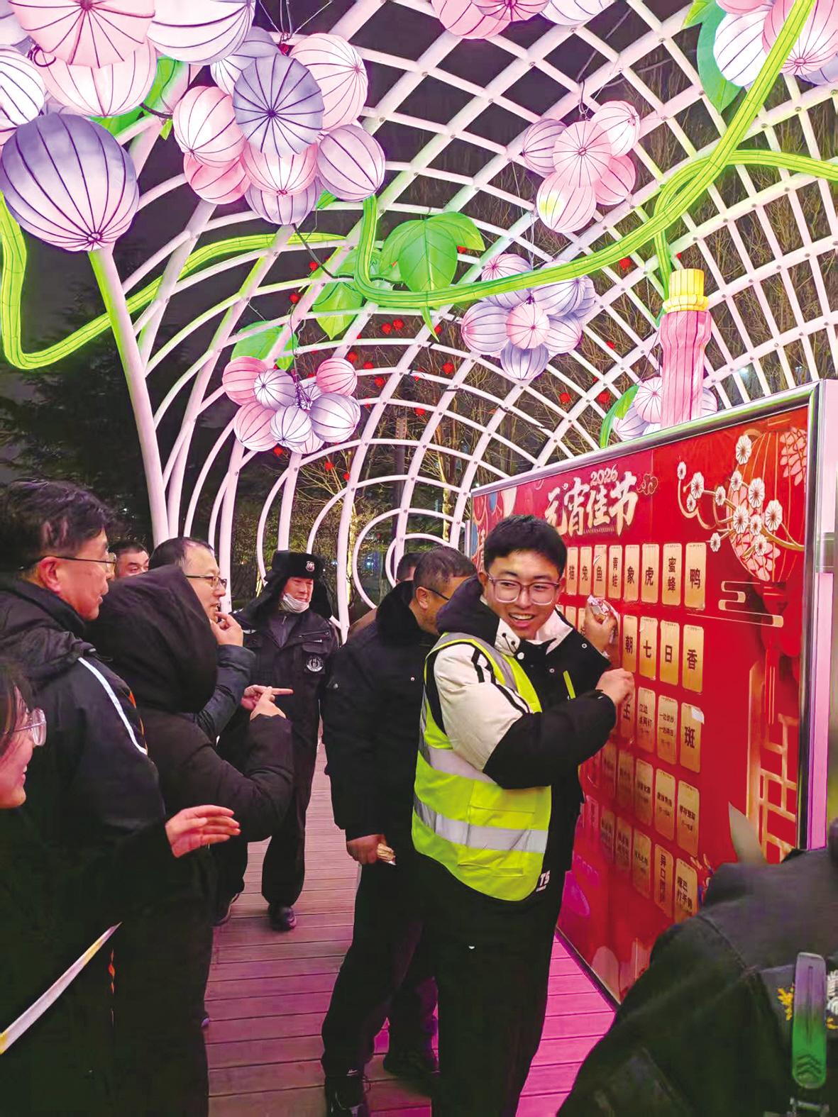 灯影谜趣闹元宵，港城共度团圆夜