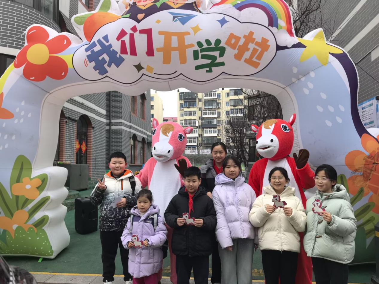 雷锋精神润童心，少年逐梦向未来 芝罘区潇翔小学举行2026年春季开学典礼