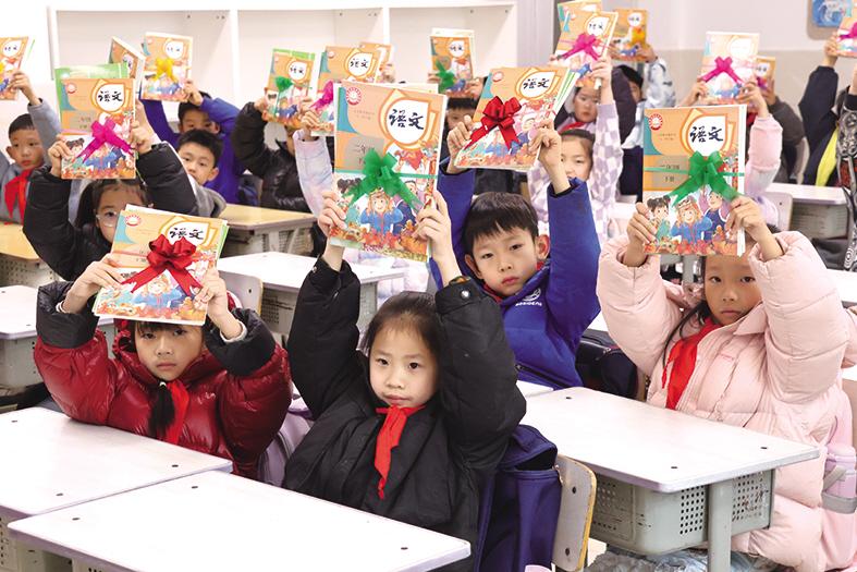 踏着“鼓励”前行，祝福声中“签到” 我市中小学开学