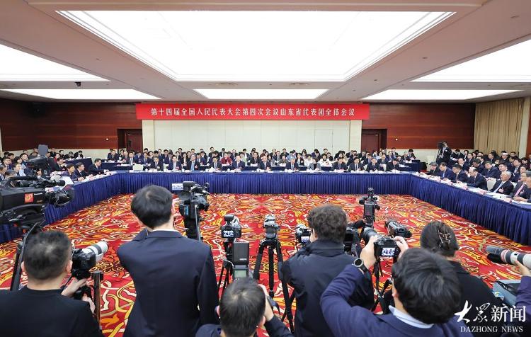 山东省代表团全体会议向中外媒体开放