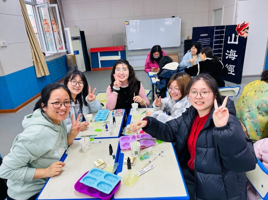 芝罘区葡萄山小学开展三八妇女节工会手工活动