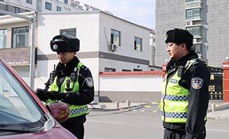 栖霞交警开展城区交通环境集中整治行动  织密城区“文明网”