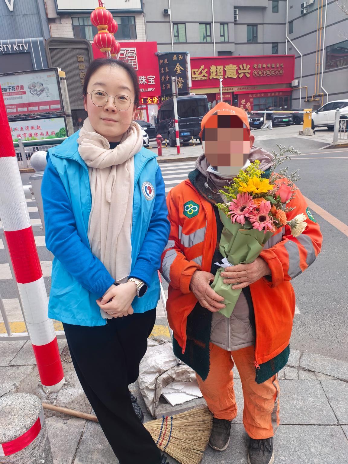 情暖三八节 致敬城市美容师——新华保险烟台中支慰问环卫女工