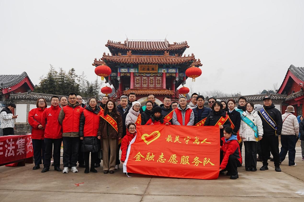金融常识进庙会 权益守护暖海岛——中国人寿长岛支公司守护海岛群众“钱袋子”