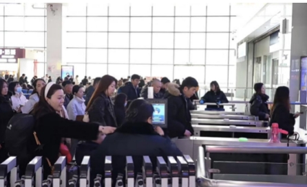 高校学生返校与外地务工人员返岗双流叠加 烟台站日到达旅客4万余人次