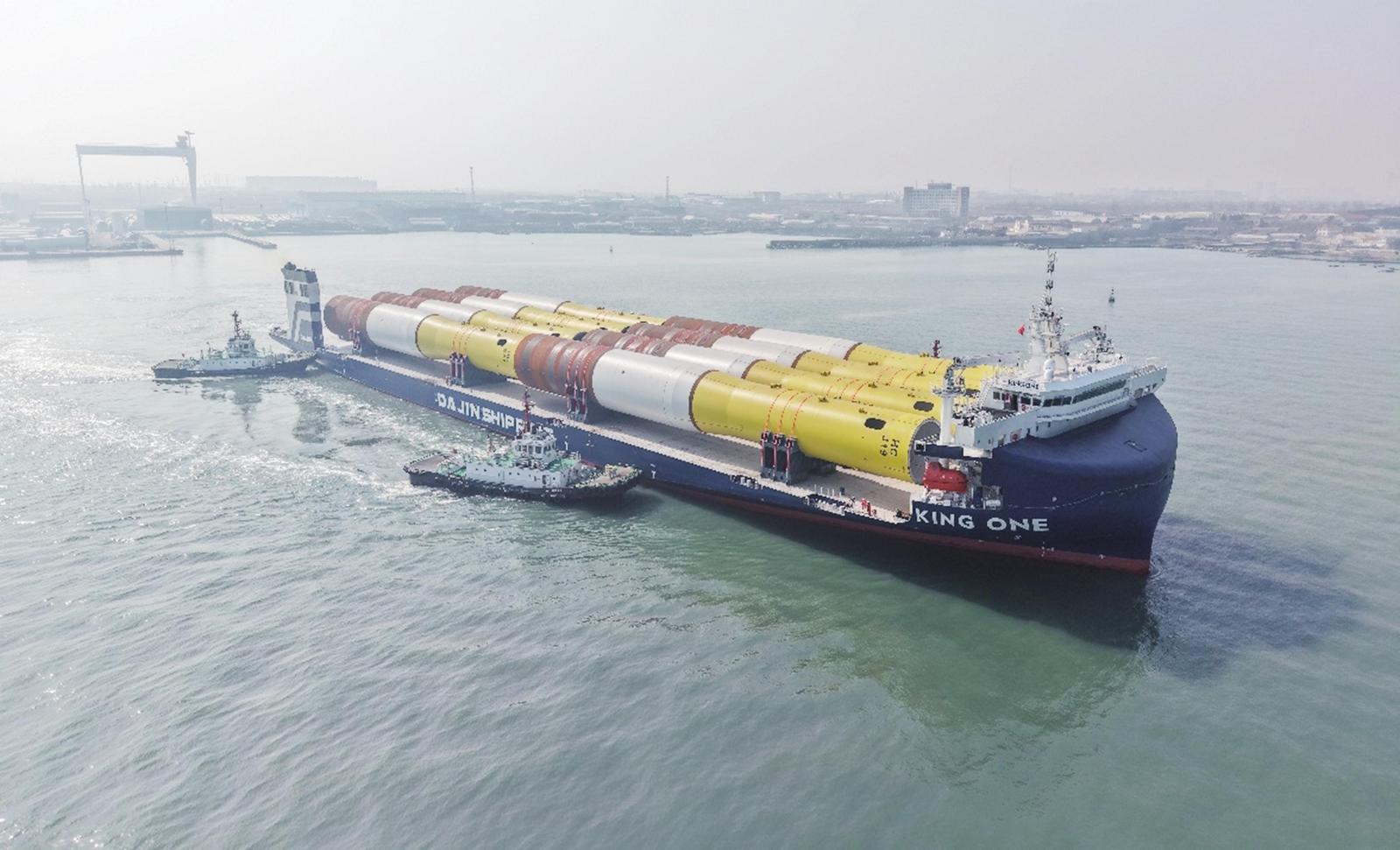 蓬莱海关护航大船出海