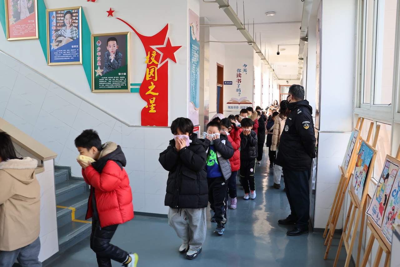 芝罘区养正小学开展消防应急疏散演练